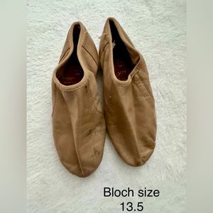 Bloch child 13.5 tan slip on jazz shoe $20